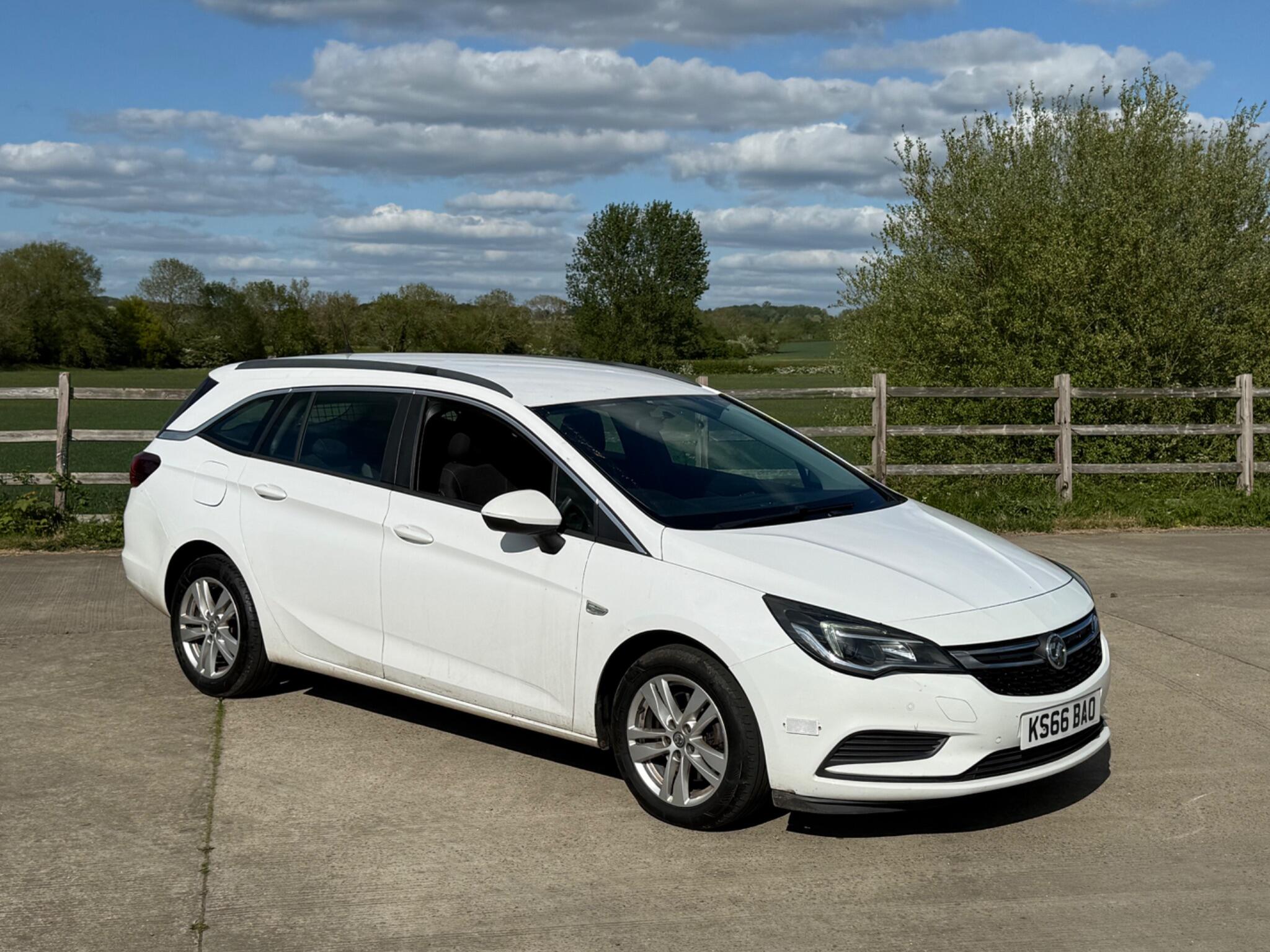 Vauxhall Astra 1.6 CDTi Tech Line Sports Tourer Euro 6 (s/s) 5dr — photo 59 of 104